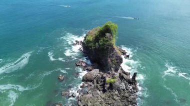 Karang Agung Sahili, Kebumen, Central Java, Endonezya 'da dalgalar ve uçurumlarla sahilin güzelliği