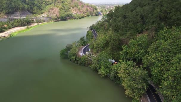 Serayu Nehri Yeşil Ormandaki Ağaçlar Arasındaki Otoyolun Hava Aracı Görüntüsü — Stok video