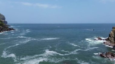 Mercan kayalıkları ve güzel dalgaları olan tropik plajlar, turist ve ziyaretçi olmayan yeşil ağaçlarla birlikte.