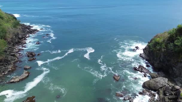 Тропические Пляжи Коралловыми Скалами Красивые Волны Вместе Зелеными Деревьями Туристов — стоковое видео
