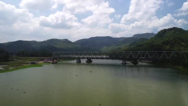 Вид Дрон Залізничний Міст Над Річкою Сераю Зеленим Лісовим Фоном — стокове відео