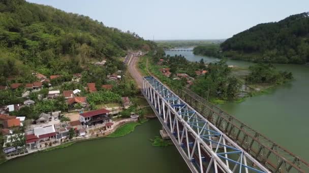 4K无人驾驶飞机俯瞰塞鲁河上有绿林背景的铁路桥 — 图库视频影像