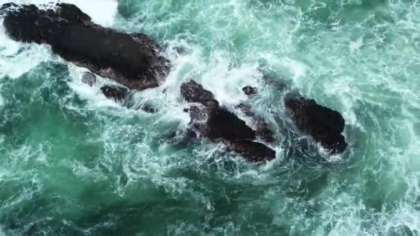 Dron Pohled Krásu Korálových Skal Klidné Vlny Moře Pobřeží Pláže — Stock video