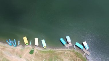 Sempor rezervuar barajının veya Gombong Kebumen 'deki Waduk Sempor, Central Java, Endonezya' daki bulutların, tepelerin ve yeşil ağaçların hava aracı görüntüsü