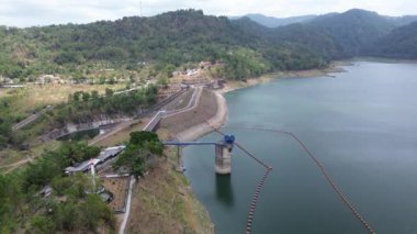 Sempor rezervuar barajının veya Gombong Kebumen 'deki Waduk Sempor, Central Java, Endonezya' daki bulutların, tepelerin ve yeşil ağaçların hava aracı görüntüsü