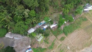 Sempor rezervuar barajının veya Gombong Kebumen 'deki Waduk Sempor, Central Java, Endonezya' daki bulutların, tepelerin ve yeşil ağaçların hava aracı görüntüsü