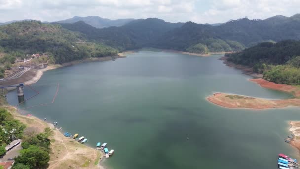印度尼西亚中爪哇Gombong Kebumen的Sempor水库大坝或Waduk Sempor的无人驾驶飞机图像 其背景是云层 山丘和绿树 — 图库视频影像