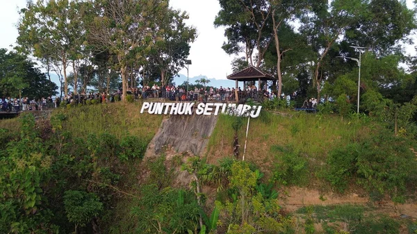 Punthuk Setumbu Tepesi, Magelang Endonezya, güneşin doğuşunu ve Borobudur Tapınağını yukarıdan izleyebileceğimiz bir yer.