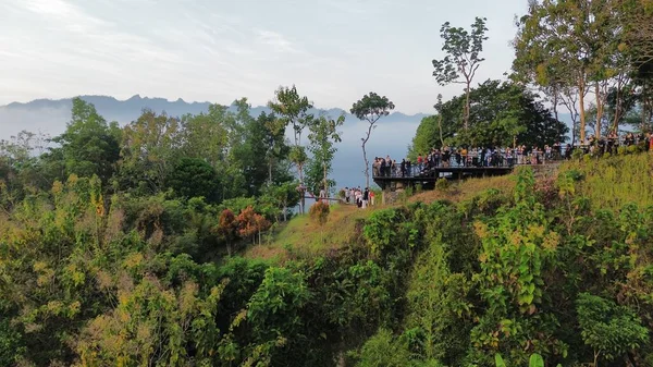 Punthuk Setumbu Tepesi, Magelang Endonezya, güneşin doğuşunu ve Borobudur Tapınağını yukarıdan izleyebileceğimiz bir yer.