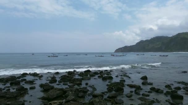 조용한 절벽과 나무와 전통적인 어부와 전통적인 보트의 Menganti 해변의 — 비디오