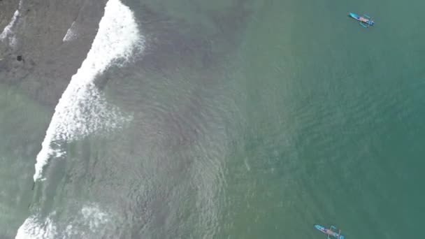 Beyaz Kum Sakin Dalgalar Uçurumlar Yeşil Ağaçlarla Menganti Sahilinin Insansız — Stok video