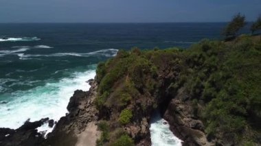 Hava Aracı Manzarası Gebyuran Sahili 'ndeki Tanjung Karang Penganten' in güzelliği, Kebumen, Central Java, Endonezya, güzel mercan kayalıkları, sakin dalgaları, tepeleri ve yeşil ağaçları olan bir sahil.