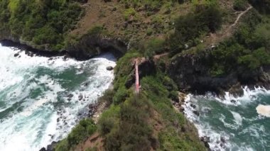 Hava Aracı Manzarası Gebyuran Sahili 'ndeki Tanjung Karang Penganten' in güzelliği, Kebumen, Central Java, Endonezya, güzel mercan kayalıkları, sakin dalgaları, tepeleri ve yeşil ağaçları olan bir sahil.