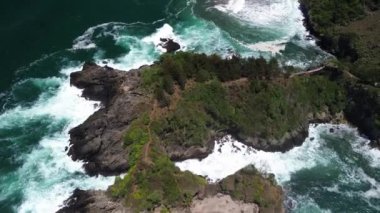 Hava Aracı Manzarası Gebyuran Sahili 'ndeki Tanjung Karang Penganten' in güzelliği, Kebumen, Central Java, Endonezya, güzel mercan kayalıkları, sakin dalgaları, tepeleri ve yeşil ağaçları olan bir sahil.