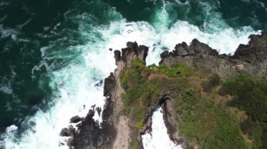 Hava Aracı Manzarası Gebyuran Sahili 'ndeki Tanjung Karang Penganten' in güzelliği, Kebumen, Central Java, Endonezya, güzel mercan kayalıkları, sakin dalgaları, tepeleri ve yeşil ağaçları olan bir sahil.