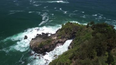 Hava Aracı Manzarası Gebyuran Sahili 'ndeki Tanjung Karang Penganten' in güzelliği, Kebumen, Central Java, Endonezya, güzel mercan kayalıkları, sakin dalgaları, tepeleri ve yeşil ağaçları olan bir sahil.