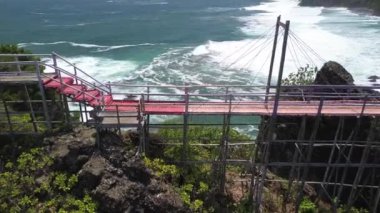 Hava Aracı Manzarası Gebyuran Sahili 'ndeki Tanjung Karang Penganten' in güzelliği, Kebumen, Central Java, Endonezya, güzel mercan kayalıkları, sakin dalgaları, tepeleri ve yeşil ağaçları olan bir sahil.