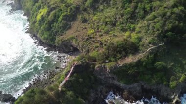Hava Aracı Manzarası Gebyuran Sahili 'ndeki Tanjung Karang Penganten' in güzelliği, Kebumen, Central Java, Endonezya, güzel mercan kayalıkları, sakin dalgaları, tepeleri ve yeşil ağaçları olan bir sahil.