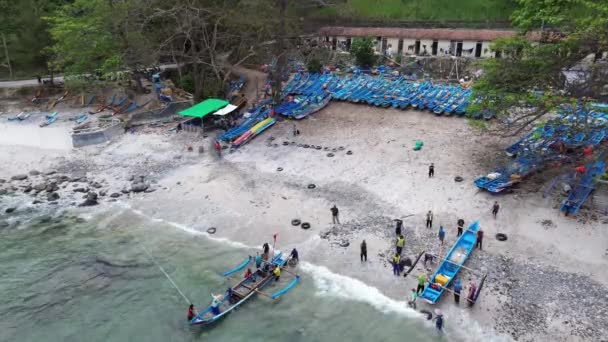 Кебумен Индонезия Августа 2023 Года Пляж Менганти Белым Песком Спокойными — стоковое видео