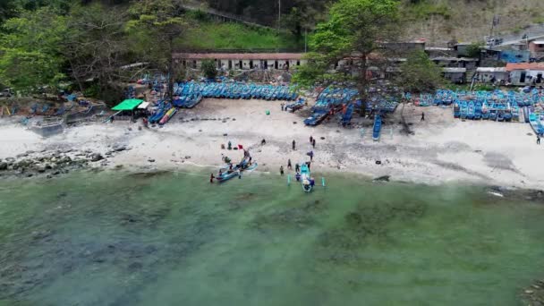 Кебумен Индонезия Августа 2023 Года Пляж Менганти Белым Песком Спокойными — стоковое видео
