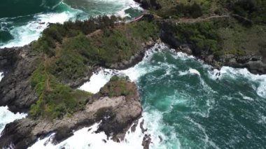 İnsansız hava aracı görüntüsü Gebyuran Sahili 'ndeki Tanjung Karang Penganten güzelliği veya Lampon Sahili, Kebumen, Central Java, Endonezya, güzel mercan kayalıkları, sakin dalgalar, tepeler ve yeşil ağaçlarla dolu bir sahil.