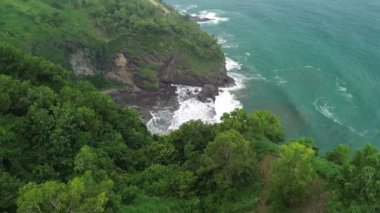 Hava aracı kamerası 4k Hills ve sahil kenarındaki uçurumlar Bukit jerit Kebumen merkez java Endonezya 'da güzel dalgalarla çevrilidir.