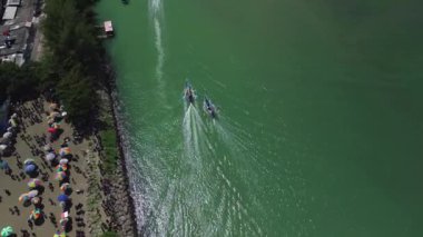 Jetis Beach, Cilacap, Central Java 'daki geleneksel balıkçı teknesinin insansız hava görüntüsü.
