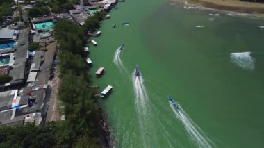 Jetis Beach, Cilacap, Central Java 'daki geleneksel balıkçı teknesinin insansız hava görüntüsü.