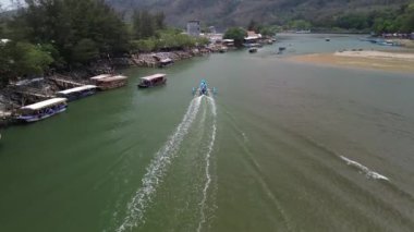 Jetis Beach, Cilacap, Central Java 'daki geleneksel balıkçı teknesinin insansız hava görüntüsü.