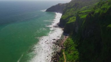 Menganti Sahili, Kebumen, Central Java Endonezya 'daki Hint Okyanusu' na komşu mercan resifleri, dalgalar ve tepelerle kuş bakışı.