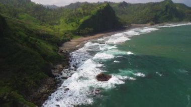 Kuş bakışı deniz manzaralı mercan resifleri, dalgalar ve tepeler Pecaron sahilindeki Hint Okyanusu, Kebumen, Central Java Endonezya