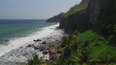 Deniz kenarındaki yeşil tepeleri, Menganti Sahili 'ndeki deniz manzarası ve mercan resifleri, Kebumen.