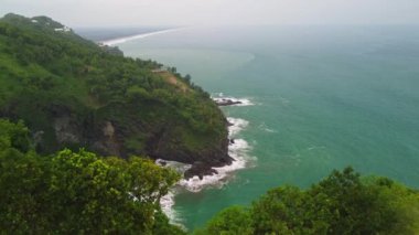 Deniz manzaralı güzel tepeler, yeşil ağaçlar, mercan kayaları, dalgalar ve okyanuslar.