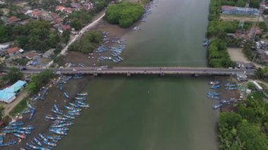 Cilacap ve Kebumen 'in sınırı olan Kali Ijo Nehri' nin insansız hava aracı görüntüsü.