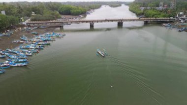 Cilacap ve Kebumen 'in sınırı olan Kali Ijo Nehri' nin insansız hava aracı görüntüsü.