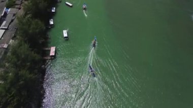 Jetis Sahili Cilacap Endonezya 'daki geleneksel balıkçı teknelerinin insansız hava aracı görüntüsü.