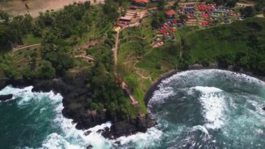 Menganti Beach Kebumen Central Java Endonezya kıyı şeridi tepeler, mercanlar ve dalgalar ve okyanus manzarasının keyfini çıkarmak için kamp ve platformlar
