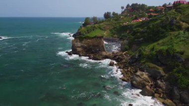 Menganti Beach Kebumen Central Java Endonezya kıyı şeridi tepeler, mercanlar ve dalgalar ve okyanus manzarasının keyfini çıkarmak için kamp ve platformlar