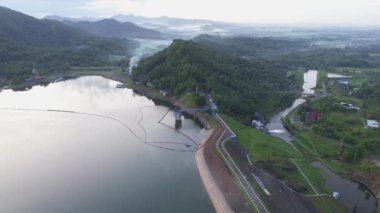 Sempor Reservoir, Kebumen Endonezya 'nın insansız hava aracı görüntüsü, sabah sisle kaplı dağların, tepelerin ve ağaçların manzarası.
