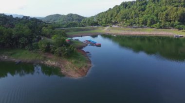 Endonezya Sempor Kebumen Reservoir 'unun insansız hava aracı görüntüsü.
