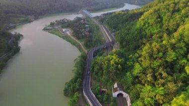 Serayu nehri, Banyumas, Central Java, Endonezya kıyıları üzerinde uçan insansız hava aracı ve tren rayları