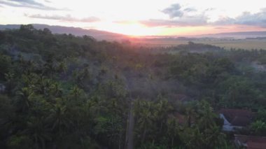 Kırsal alanda gün batımının ve altın saatin görüntüsü öğleden sonraya doğru altın bulutların arka planıyla