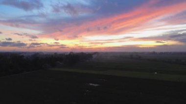 Kırsal alanda gün batımının ve altın saatin görüntüsü öğleden sonraya doğru altın bulutların arka planıyla