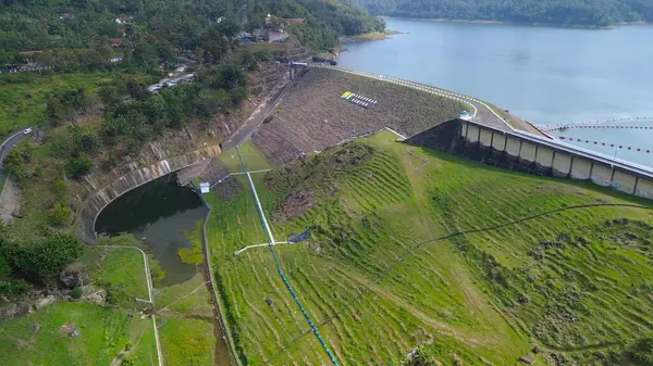 Sempor rezervuarı, Kebumen, Endonezya 'nın tepeler ve ağaçlardan oluşan insansız hava aracı görüntüsü