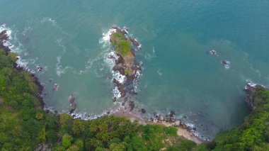 Karang Agung Sahili, Kebumen, Central Java, Endonezya 'daki kayalar, tepeler, ağaçlar, kumsal kumsalları ve dalgalarla kıyı şeridinin insansız hava aracı görüntüsü.
