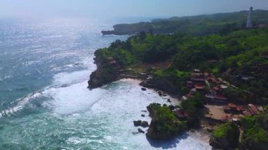 Beyaz kum, mercan kayaları, ağaçlı tepeler, Mbuluk Plajı Gunung Kidul Yogyakarta olarak bilinen okyanustan gelen dalgalar...