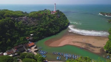 Baron Sahili, Gunung Kidul, Yogyakarta 'da turist ve geleneksel balıkçı limanı olan mercan tepeli dalgalar.