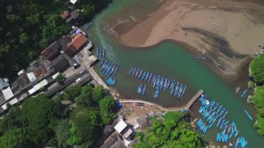 Baron Sahili, Gunung Kidul, Yogyakarta 'da turist ve geleneksel balıkçı limanı olan mercan tepeli dalgalar.