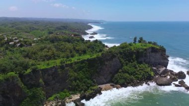 Baron Sahili, Gunung Kidul, Yogyakarta 'da turist ve geleneksel balıkçı limanı olan mercan tepeli dalgalar.