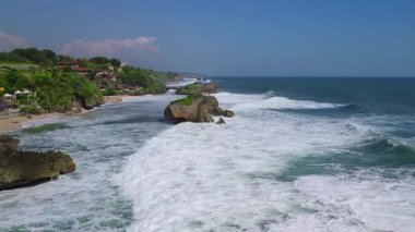 Mbuluk Sahili ve Kukup Sahili 'nin yanındaki Mesra Sahili' nin insansız hava aracı manzarası Gunung Kidul Yogyakarta, tepeleri, beyaz kumları, mercan kayalıkları ve okyanus dalgaları olan ünlü bir turizm beldesi.